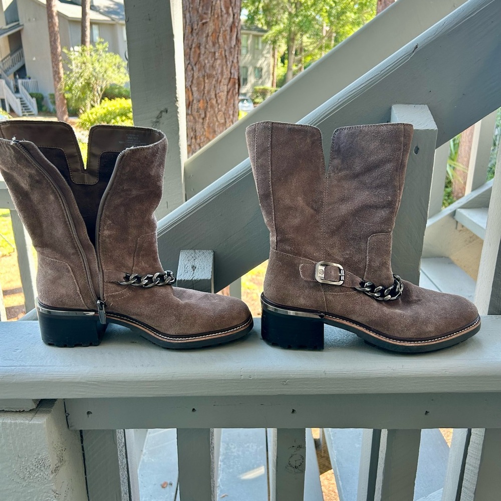 NWOT GORGEOUS suede boots.